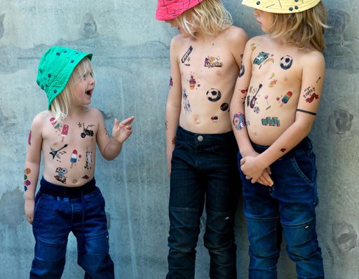 Glada barn i Ossoami jeans från Gneis